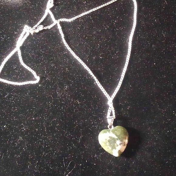 Jewelry - 💝2/$20💝 NIP - Green & White Garden Quartz Heart Shape Stone Pendant Necklace